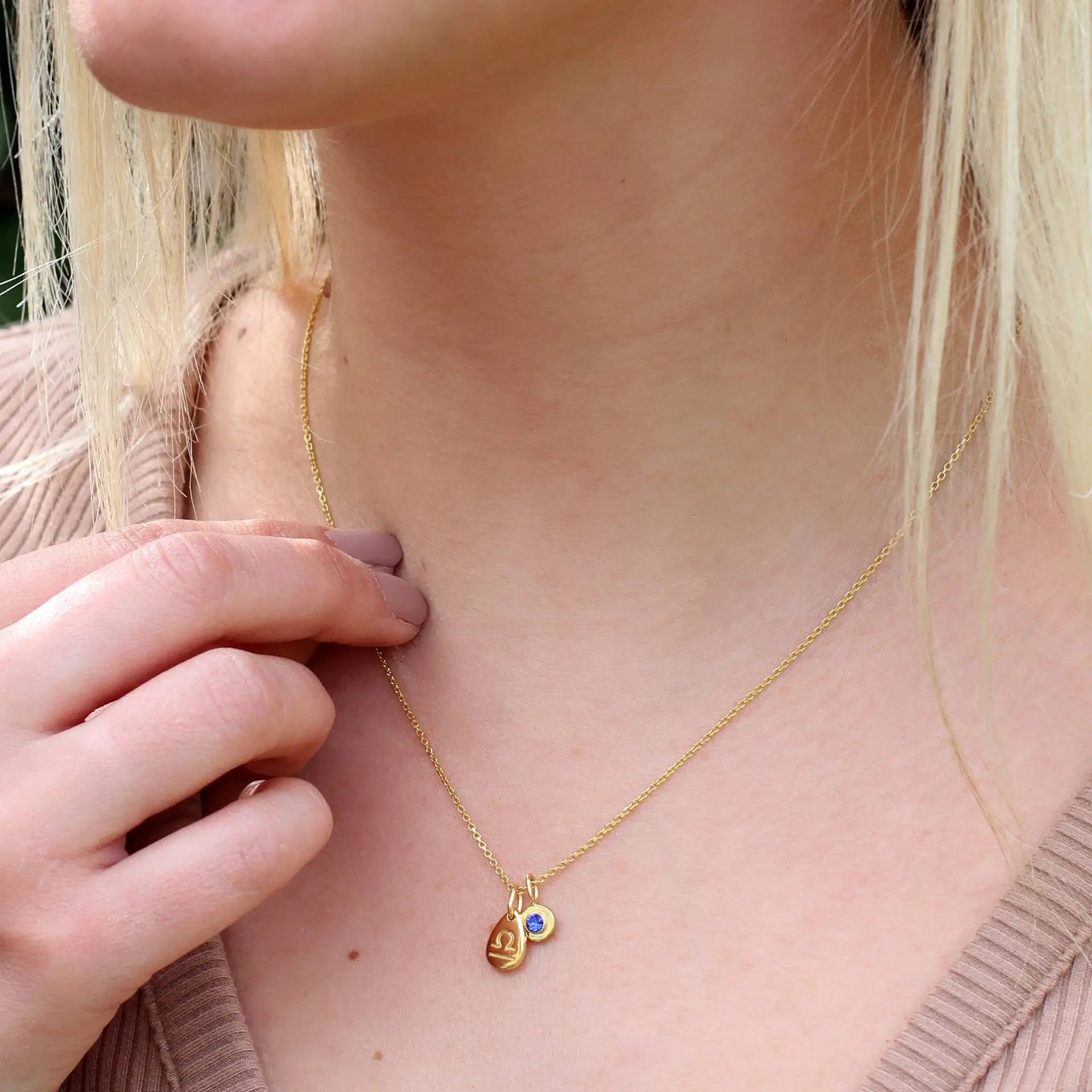 Draag de Sterren Dicht bij je Hart – Jouw Persoonlijke Ketting met Edelsteen